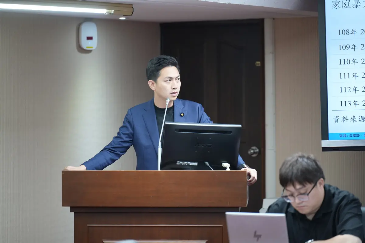 ▲立委廖偉翔在立法院質詢指出，誰下的命令要警察半夜去拔香菇？(圖／廖偉翔服務處提供2025.8.6