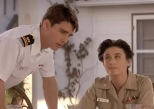 ▲黛咪摩爾(右)與湯姆克魯斯(左)合作過《軍官與魔鬼》,其實彼此之間相處不差,她對於奧斯卡榮譽獎的質疑是對事不對人。(圖/摘自IMDb) ▲黛咪摩爾(右)與湯姆克魯斯(左)合作過《軍官與魔鬼》,其實彼此之間相處不差,她對於奧斯卡榮譽獎的質疑是對事不對人。(圖/摘自IMDb)