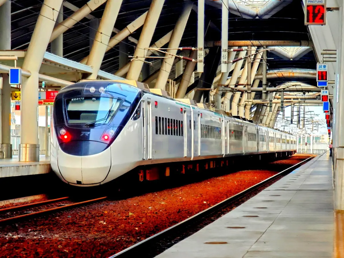 ▲台鐵今（6）一列EMU3000型新自強號行經岡山至路竹間西線路段，與堆高機擦撞。圖非當事列車。（示意圖／鐵道文化之旅臉書@黃宗昌）