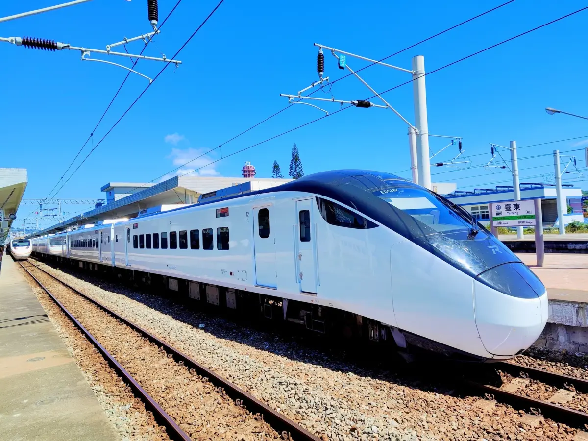 ▲台鐵公司說明，10月1日起，每日增加台北=台中4列次EMU3000型新自強號直達車，北中僅1小時50分就能抵達。（示意圖／鐵道文化之旅臉書@黃宗昌）