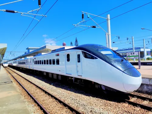 ▲台鐵公司曾說明，EMU3000型新自強號每節車廂要價7000萬元，如一列編組共12車廂，就要價8億元。（圖／鐵道文化之旅臉書@黃宗昌）