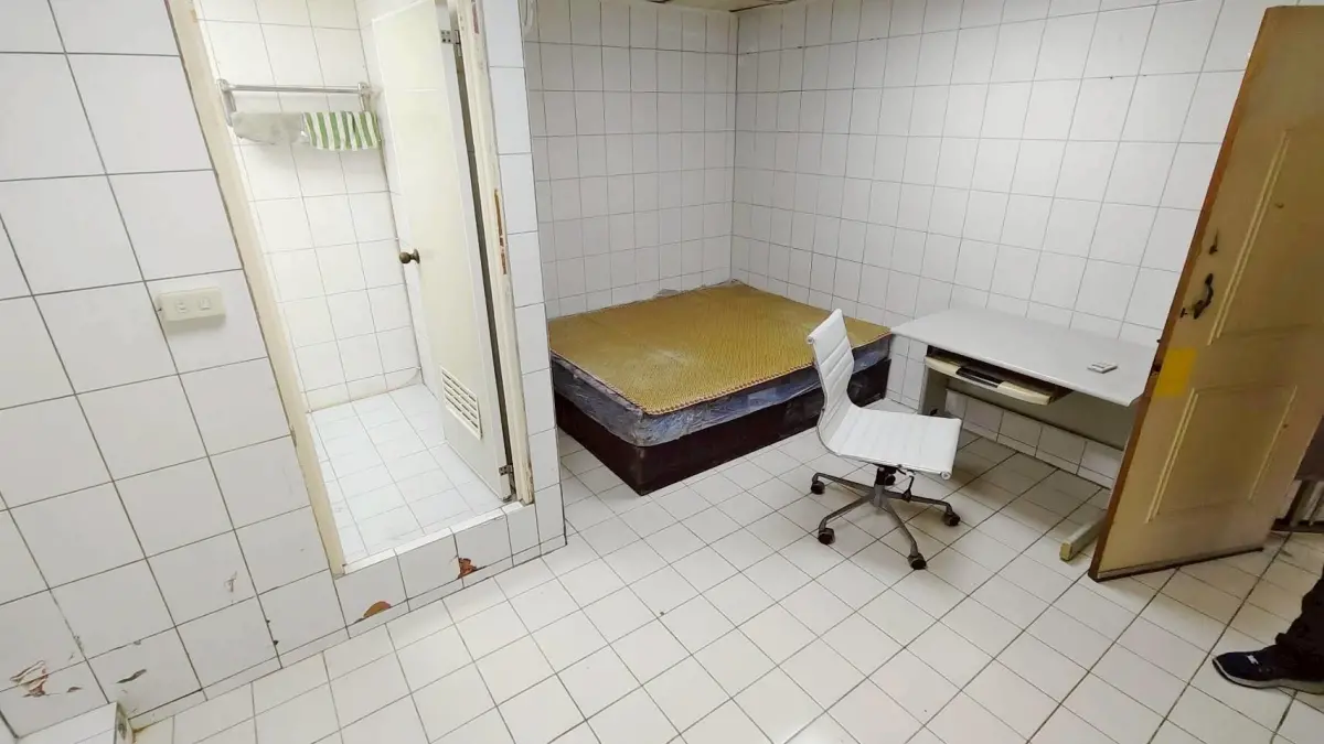 ▲近期有民眾分享台北信義區出租套房，距離車站走路6分鐘，租金還只要8800元，不過裝潢全是白色磁磚，讓網友笑說「是廁所嗎？」（圖／翻攝自Threads@gogogoaatt）