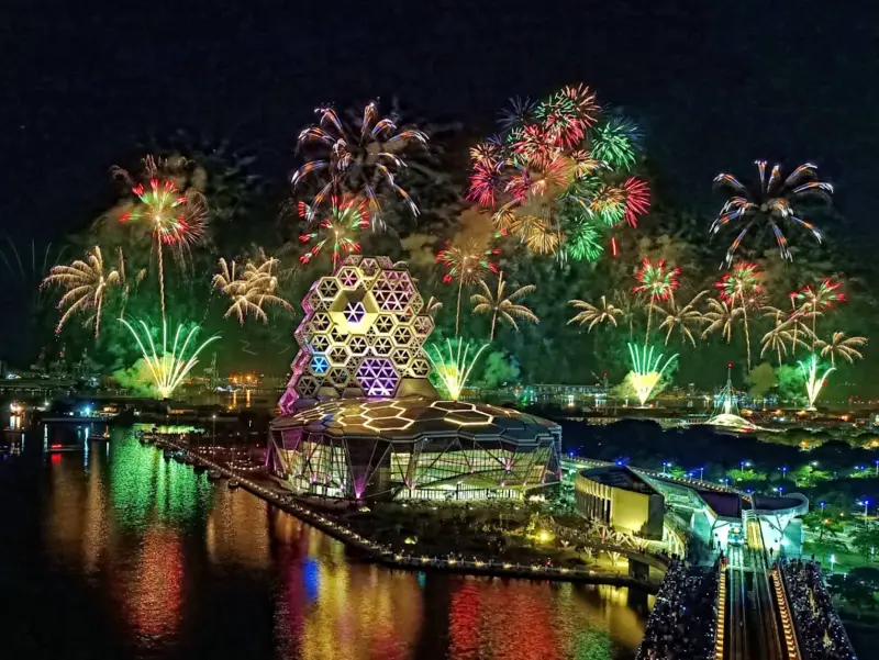 ▲手機攝影達人王小路建議，如果要拍攝煙火可以準備腳架、減光鏡並下載「Pro Camera」第三方App，更能拍出更具層次的畫面。（圖／王小路提供）