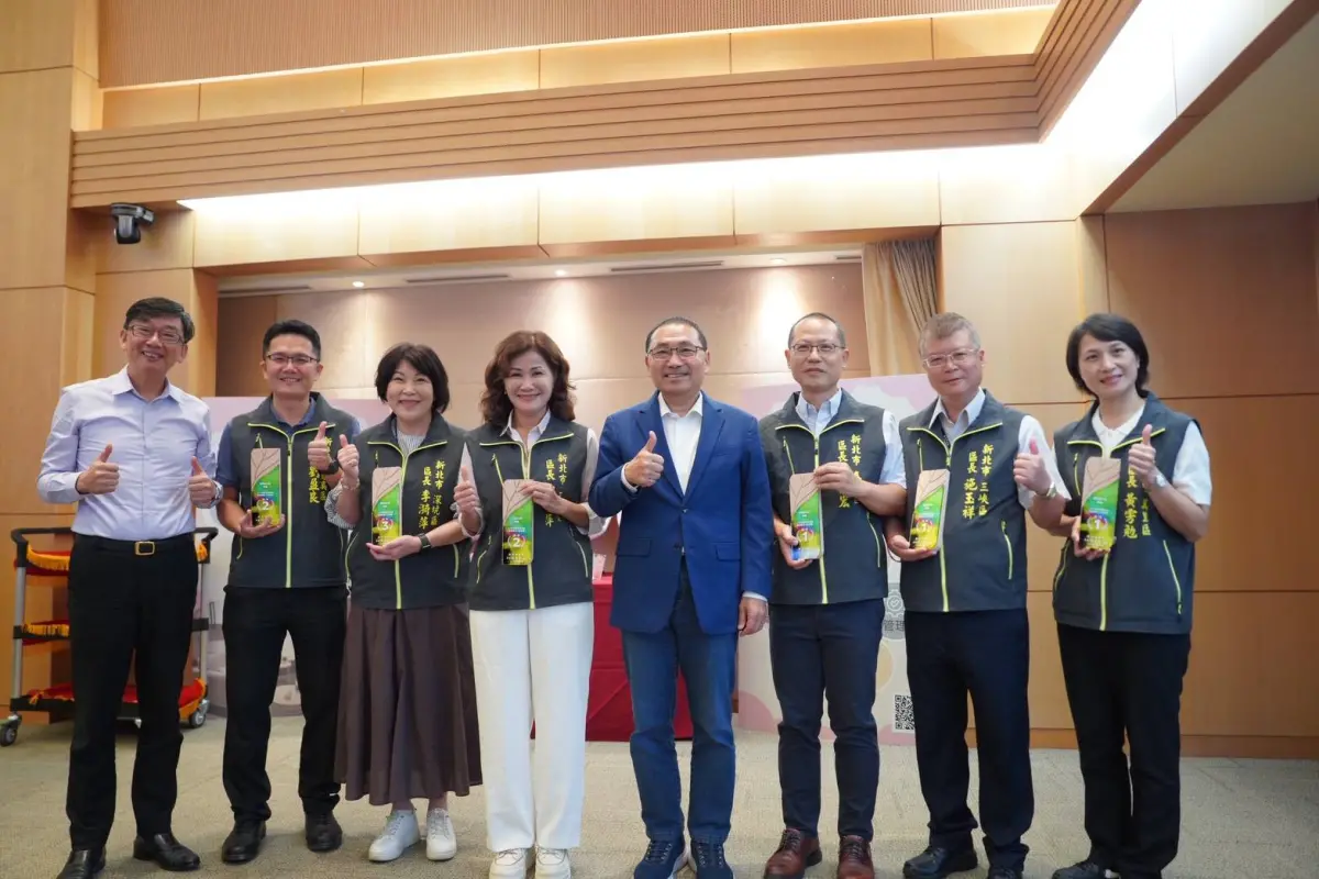 ▲新北市長侯友宜（右四）頒獎表揚三峽、萬里、泰山區公所，感謝團隊投入農情調查與災損協助，三區榮獲113年度新北市農情調查工作評鑑第一名。（圖／新北市政府提供）