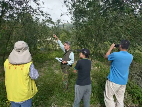 ▲市府農業局人員會同地方幹部深入竹林區勘災，確認康芮颱風造成的實際農損情形。