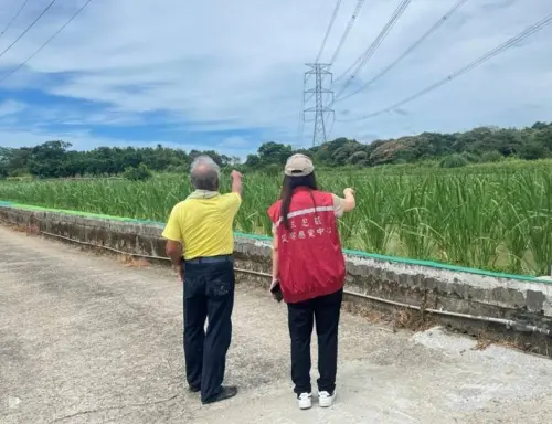 ▲三芝區農情調查員至田間進行農損查勘，協助農友掌握救助申報資訊，減輕天然災害衝擊。