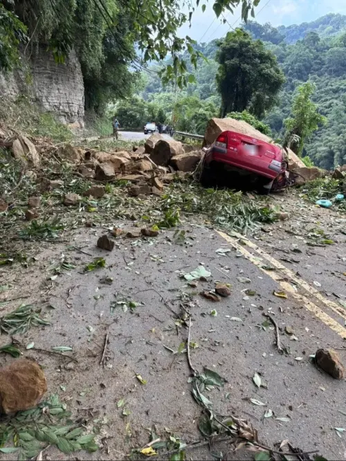 苗栗泰安落石奪兩命！小客車成廢鐵　車內2人遭重壓喪命
