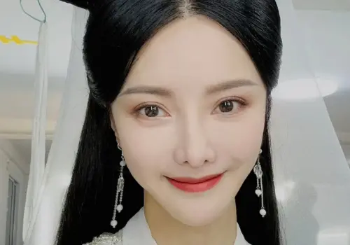 ▲張芷溪當初有意邀趙露思出演《獻魚》，未料銀河酷娛要求也要參與製作，最後趙露思沒演，銀河卻擅自掛名，登上微博熱搜。（圖／翻攝自微博）