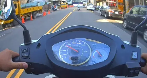 ▲警方因杜男機車車牌疑貼膠帶攔查，隨即展開巷弄追逐。（圖／警方提供）