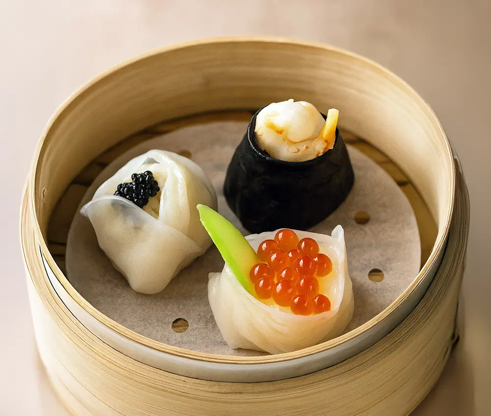 ▲港點界公認的大師級人物陳崑裕主廚，首度到台南遠東飯店客座，推出「星級粵點・八味匠心」，8道外型漂亮的美味港點，單點148元起。（圖／台南遠東提供）