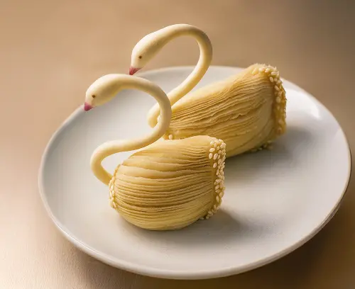 ▲「酥羽天鵝」以千層酥皮手工捏製天鵝造型，外型典雅。（圖／台南遠東飯店提供）