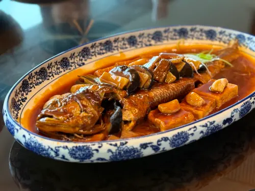 ▲「蒜子豆腐燒黃魚」做工細膩，吃得到入味的香醇魚肉。（圖／記者葉盛耀攝）