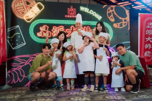 ▲台南晶英「鴨寶小廚神」活動讓孩子戴上廚師帽感受下廚樂趣，甜點加烤鴨，每組四位2,880元起，每天中午12點與晚間6點皆有場次。（圖／台南晶英酒店提供）