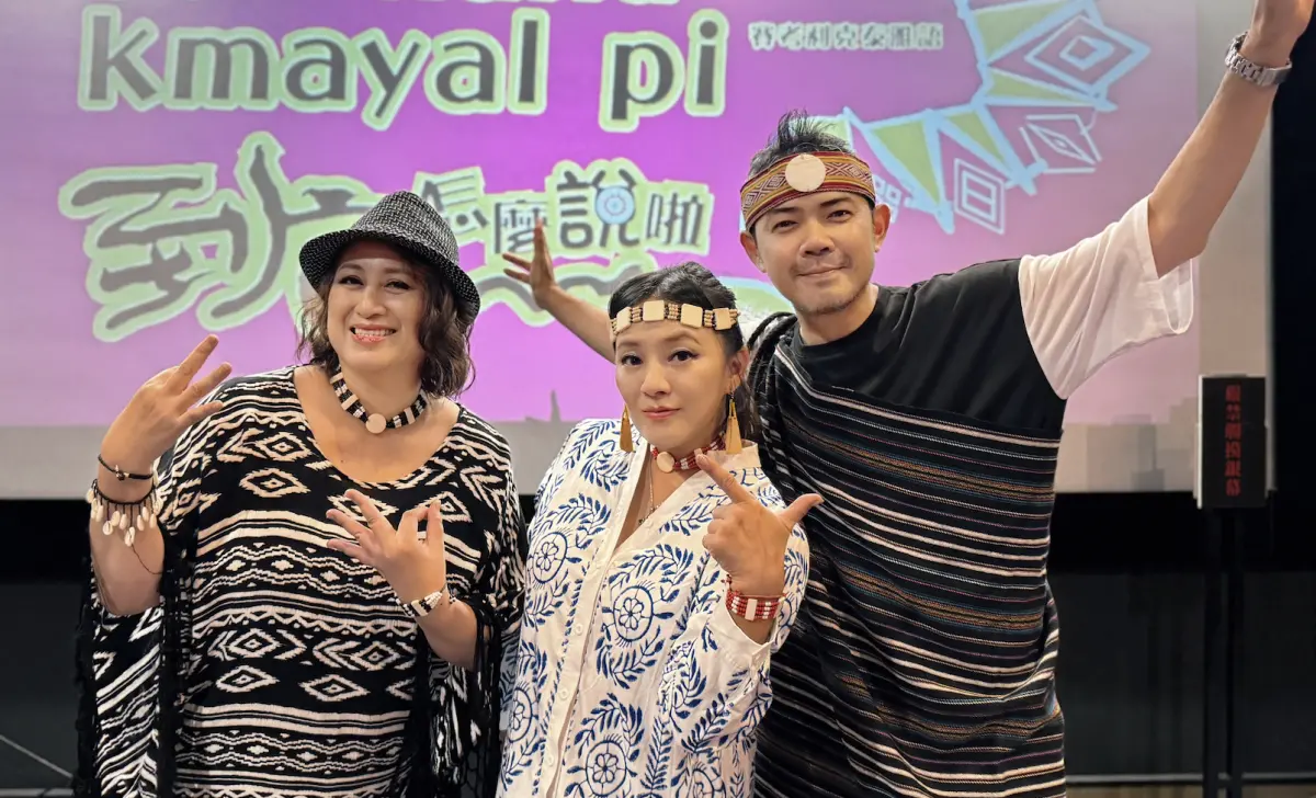 ▲主持人蘇婭（左起）、余荃斌No Name、阿比主持網路節目《到底…怎麼說啦!》，宣傳原住民文化。（圖／艾迪昇傳播）