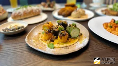 ▲「爐烤櫛瓜烏魚子沙拉」以烏魚子和鷹嘴豆泥襯托，在櫛瓜水潤的口感裡增加綿密與鹹香。（圖／記者陳美嘉攝，2025.08.06）