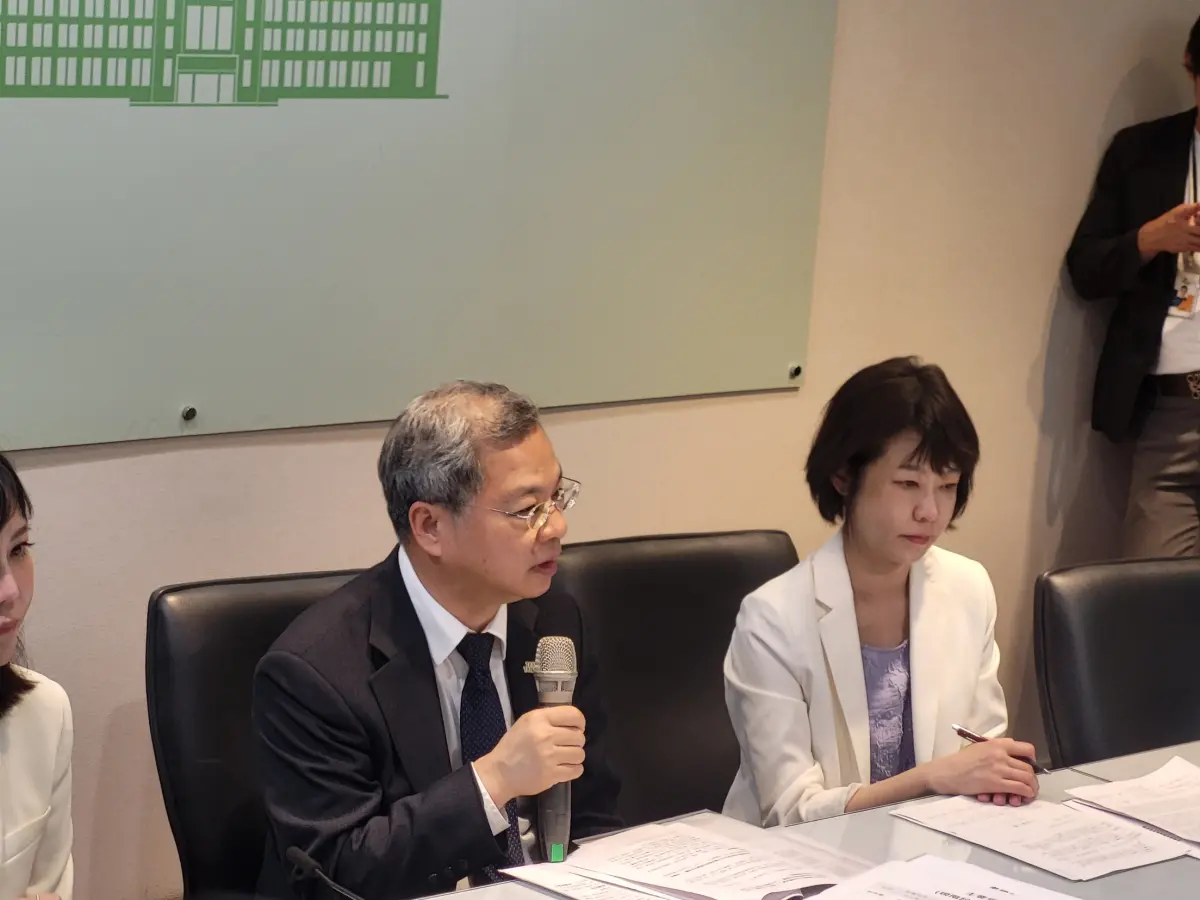 ▲龔明鑫、行政院發言人李慧芝以及顏慧欣下午在行政院說明關稅議題。（圖／記者陳佩君攝，2025.08.06）