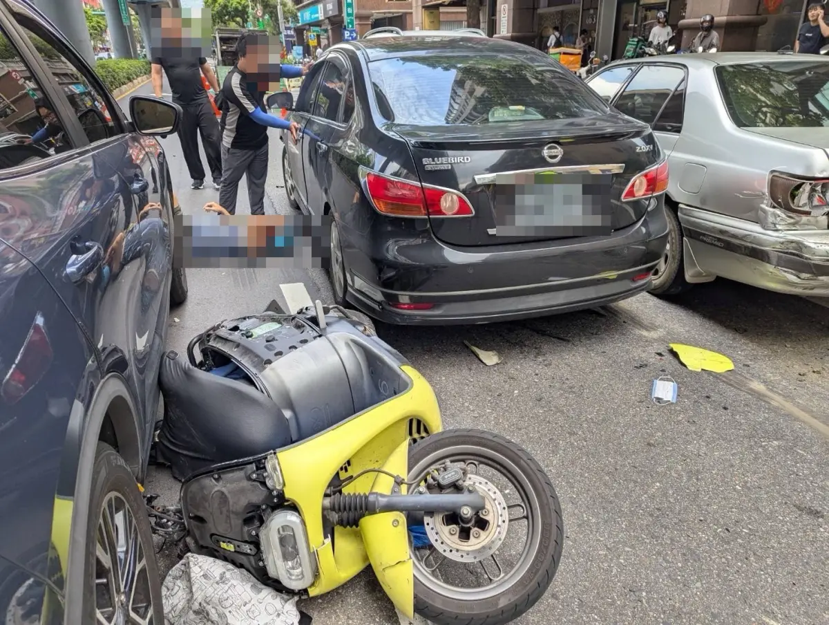 ▲北市「無照男」開車上路闖禍，失控撞6車、2人受傷。（圖／警方提供）