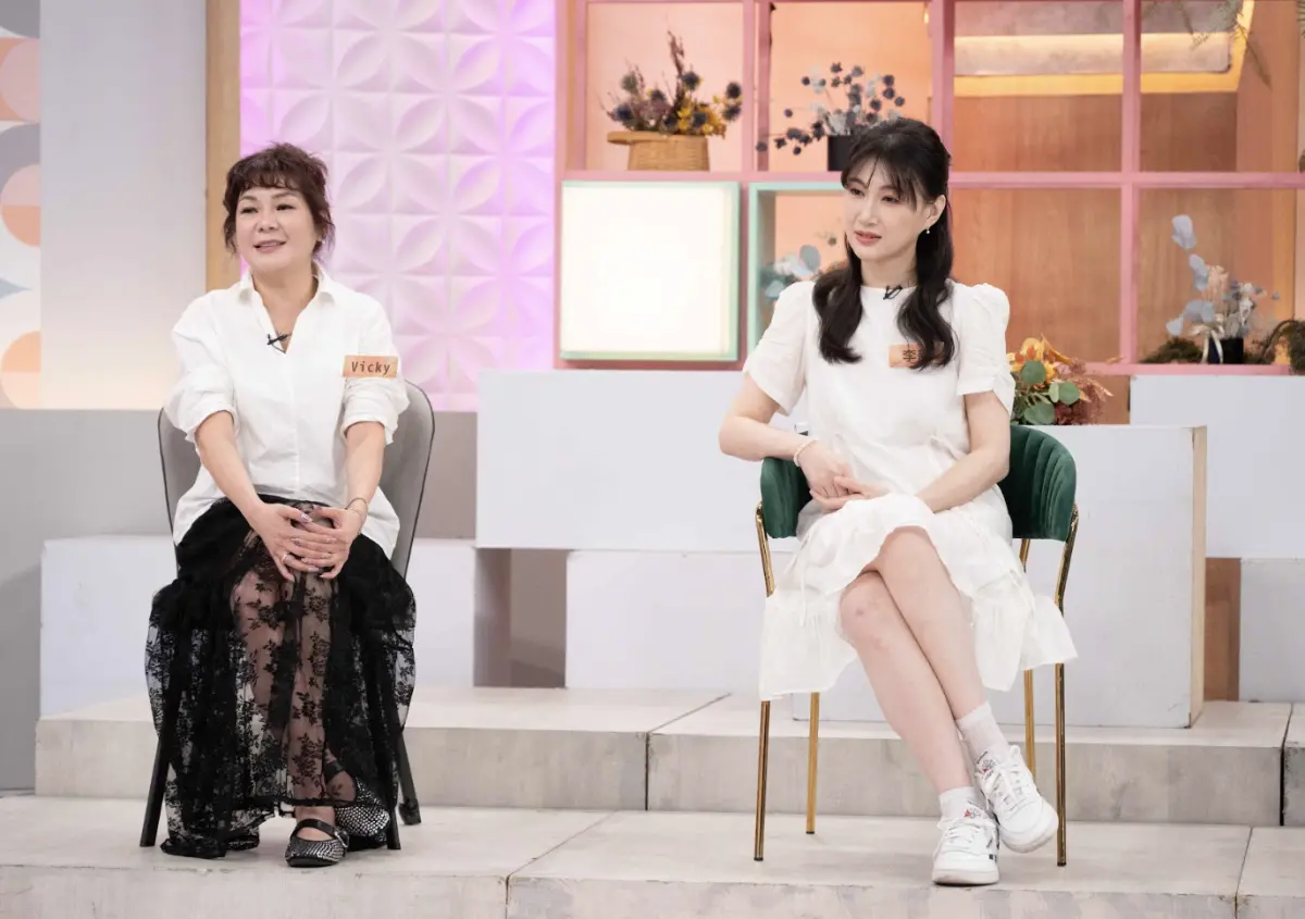 ▲李新（右）和Vicky（左）上《小姐不熙娣》分享不同的育兒做法。李新表示兒子一有學習倦怠，會幫忙請好假、帶他出國散心，被虧「以捲款潛逃的方式旅遊」，而Vicky曾因女兒嚴重摔傷到脂肪爆出來，送她去縫合，被女兒邊哭邊罵。（圖／東森綜合提供）