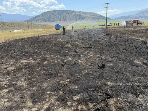 ▲電線桿附近的一場火災導致加拿大阿什克羅夫特鎮短暫停電。（圖／翻攝自Ashcroft Fire Rescue的臉書）