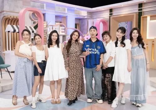 ▲Sandy吳姍儒(左四)代班主持,與派翠克在《小姐不熙娣》和一群女性來賓聊神經質媽媽的行為。(圖/東森綜合提供) ▲Sandy吳姍儒(左四)代班主持,與派翠克在《小姐不熙娣》和一群女性來賓聊神經質媽媽的行為。(圖/東森綜合提供)