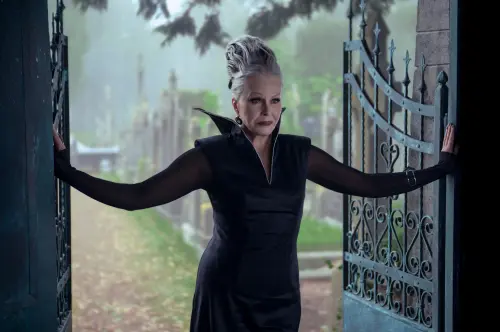 ▲Netflix《星期三》第2季，瓊安娜盧利飾演星期三的外婆海絲特佛朗普（圖／Netflix提供）