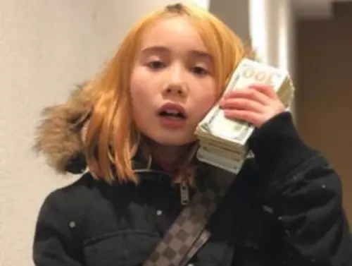 ▲Lil Tay 2017 年在IG上開設帳號，主打「本世紀最年輕炫富者」，手持整疊鈔票的照片更成為迷因照。（圖／X@ Lil Tay）