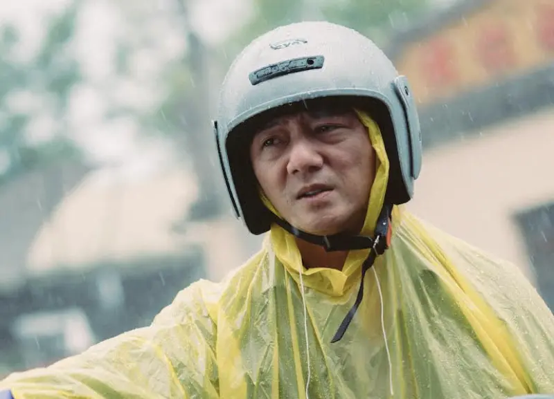 ▲《我家的事》香港的「夏日國際電影節」原定要放映，卻突然因為無法通過電檢喊卡，背後原因引起揣測。有傳由於扮演爸爸的藍葦華（如圖）在描述台海戰爭的劇集《零日攻擊》演出，拖累到《我家的事》，電影公司聲明表示是畫面用字無法通過電檢，導演潘客印也發文稱和演員無關。（圖／牽猴子提供）