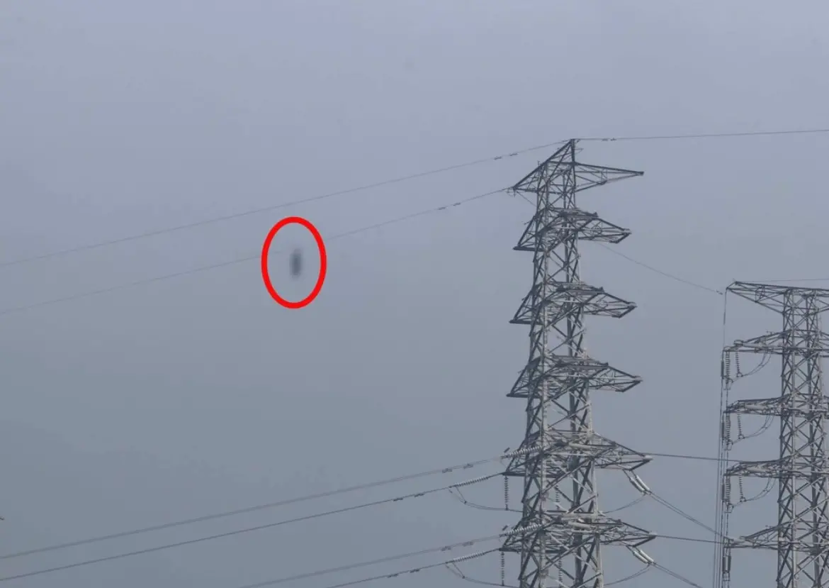 ▲ 事發於桃園龜山龍壽工業區，有一處高壓電塔，6日傍晚有民眾發現，一名男子被掛在高壓電線上。（圖／翻攝畫面）