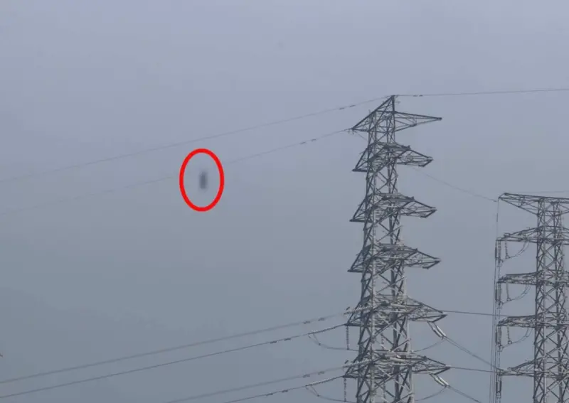 ▲ 事發於桃園龜山龍壽工業區，有一處高壓電塔，6日傍晚有民眾發現，一名男子被掛在高壓電線上。（圖／翻攝畫面）