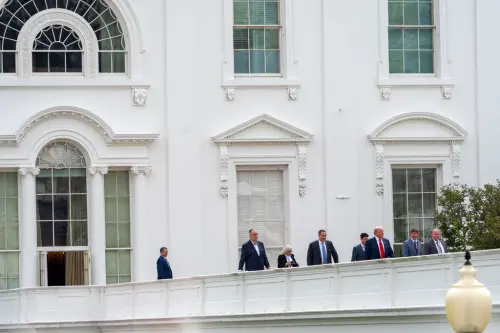 ▲美國總統川普5日罕見登上白宮屋頂，視察西廂屋頂和下方的玫瑰園。（圖／美聯社／達志影像）