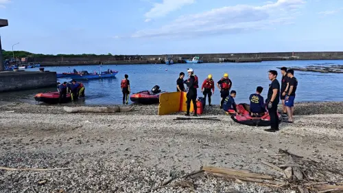 台北市貢寮區澳仔漁港外海今(6日)下午3時許,驚傳獨木舟翻覆事件。 ▲ 台北市貢寮區澳仔漁港外海今(6日)下午3時許,驚傳獨木舟翻覆事件。(圖/翻攝畫面)