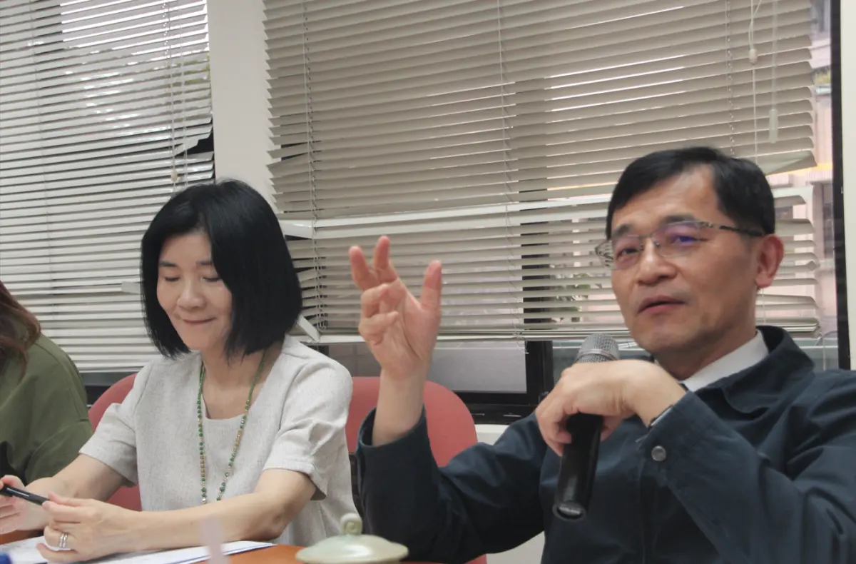 ▲何晉滄（圖右）賣關子說，「我們還是有掌握一些外商投資的資訊，而且這個投資金額應該也很可觀」，但詳細內容必須等到對方公布才能說明。（圖／記者鍾泓良攝影）