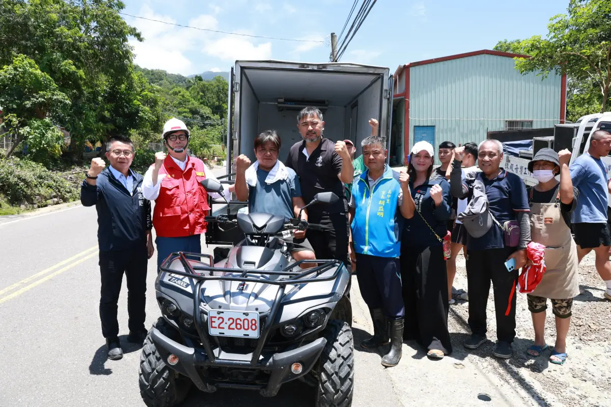 ▲市府以農用運輸車，將整豬、蔬菜等物資運送至山區，陳其邁承諾今年仍會持續編列預算大力支持補助農運車，以因應救災及平日農作需求。(圖／高市府提供)