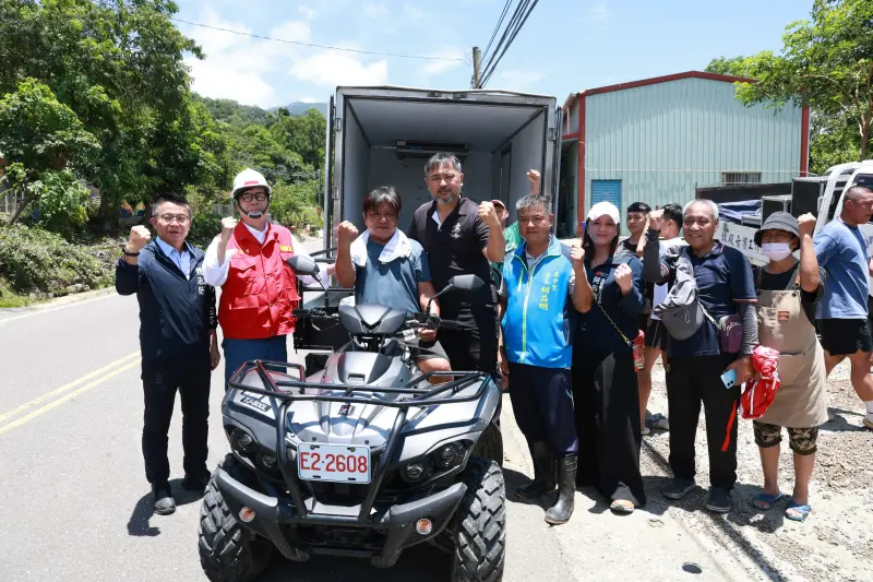 ▲市府以農用運輸車，將整豬、蔬菜等物資運送至山區，陳其邁承諾今年仍會持續編列預算大力支持補助農運車，以因應救災及平日農作需求。(圖／高市府提供)
