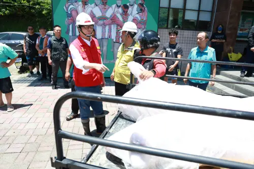 ▲高市府送暖原鄉,陳其邁今赴災區送豬啟動「整隻豬配送計畫」。(圖/高市府提供) ▲高市府送暖原鄉,陳其邁今赴災區送豬啟動「整隻豬配送計畫」。(圖/高市府提供)