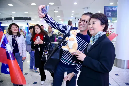 僑胞揪盧秀燕玩自拍！人氣女王訪澳首日　機場小國旗海相迎
