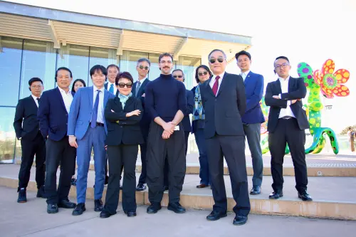 ▲盧秀燕率中市府一行人參觀新南威爾斯美術館，與館方人員合照。（圖／台中市政府提供，2025.08.06）