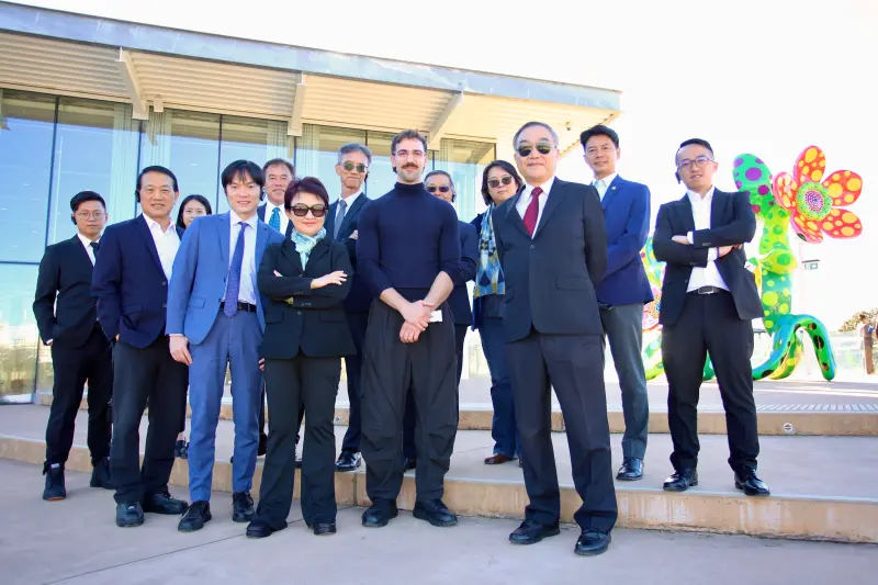 ▲盧秀燕率中市府一行人參觀新南威爾斯美術館，與館方人員合照。（圖／台中市政府提供，2025.08.06）