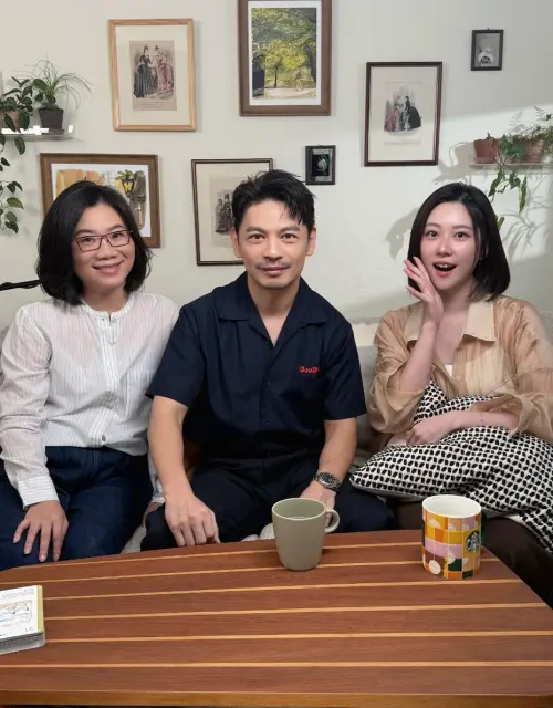 ▲張景嵐自爆被阿Ken搭訕！《全民最大黨》舉牌竟被問：有沒有男友（圖／menomeno、人類圖畫館提供）