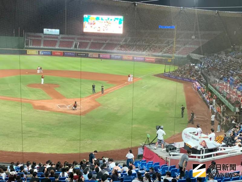 ▲桃園球場統一與樂天之戰，因現場燈光故障，比賽中斷約10分鐘。（圖／記者陳柏翰攝）