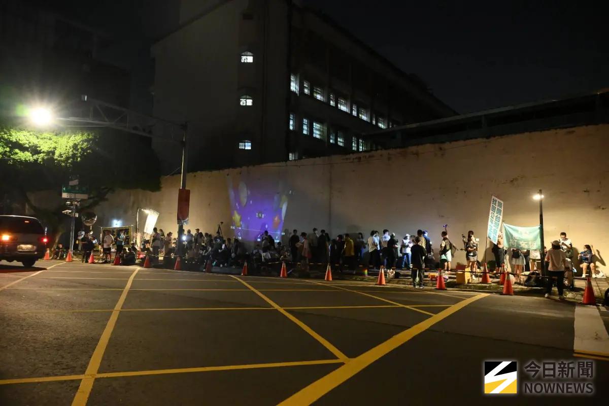 ▲民眾黨支持者聚集北所外幫柯文哲慶生，現場不但準備了慶生投影片，還有小草帶著吉他前來伴奏。（圖／記者林柏年攝，2025.08.06）