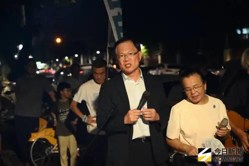 ▲立委張啓楷來到北所外，跟小草一起合唱生日快樂歌。（圖／記者林柏年攝，2025.08.06）