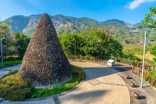 ▲小林村紀念公園紀念碑。（圖／翻攝自高雄旅遊網）