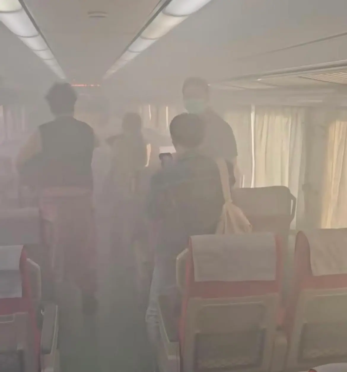 ▲ 台鐵自強號旅客行動電源自燃，車廂瀰漫濃煙，列車長即時滅火，旅客手部燒傷，列車延誤18分鐘。（圖／翻攝畫面）