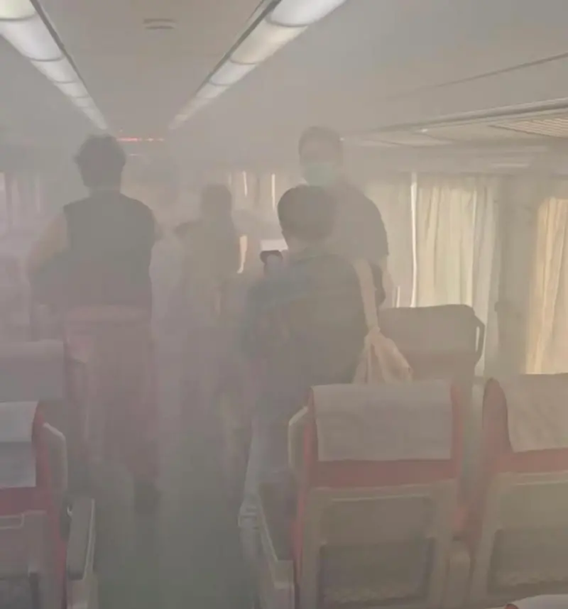 ▲ 台鐵自強號旅客行動電源自燃，車廂瀰漫濃煙，列車長即時滅火，旅客手部燒傷，列車延誤18分鐘。（圖／翻攝畫面）