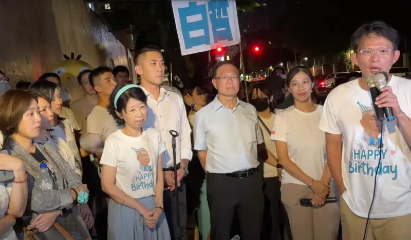 ▲民眾黨主席黃國昌（右一）到北所外幫柯文哲慶生（圖／翻攝DearNaNa YouTube，2025.08.06）