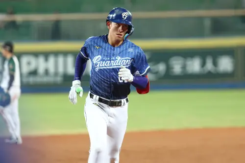 ▲富邦悍將蔡佳諺在台東球場敲出本季首轟,助悍將以5:1擊退台鋼雄鷹(圖/富邦悍將提供) ▲富邦悍將蔡佳諺在台東球場敲出本季首轟,助悍將以5:1擊退台鋼雄鷹(圖/富邦悍將提供)