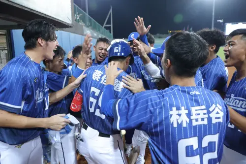 ▲富邦悍將蔡佳諺在台東球場敲出本季首轟,助悍將以5:1擊退台鋼雄鷹(圖/富邦悍將提供) ▲富邦悍將蔡佳諺在台東球場敲出本季首轟,助悍將以5:1擊退台鋼雄鷹(圖/富邦悍將提供)