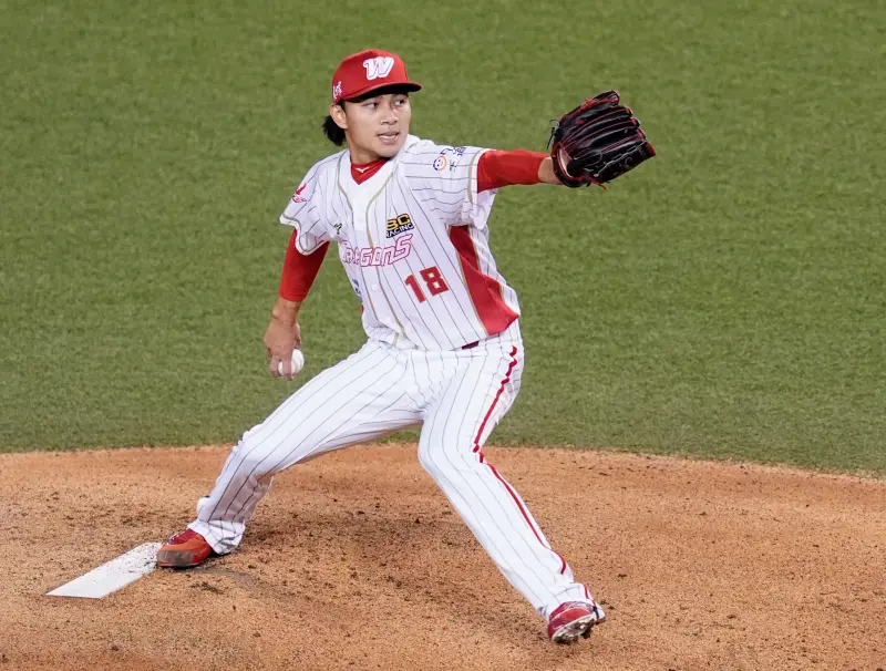 ▲徐若熙本戰開局又遇失分危機，味全龍總教練葉君璋賽後認為徐若熙開局狀況似乎不是太好，但仍能將比賽控制下來，展現出所謂好投手的定義。（圖／味全龍提供）