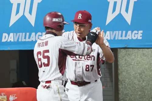 ▲樂天桃猿林政華敲出本季第7轟，回到休息室時，總教練股久保健二開心與他擊掌。（圖／樂天桃猿提供）